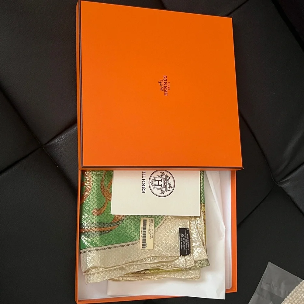 😍💕limited edition Hermès Carrer Glitter square Silk Scarf W Orig Box &receipt - Picture 3 of 10